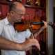E prima di salutarci il maestro ha in serbo una gradita sorpresa. Prende in mano un suo violino e, facendo scorrere l�arco sulle corde, comincia a farlo �cantare�, diffondendo la sua voce soave in tutta la stanza. E noi, estasiati, non possiamo far altro che ascoltare in silenzio